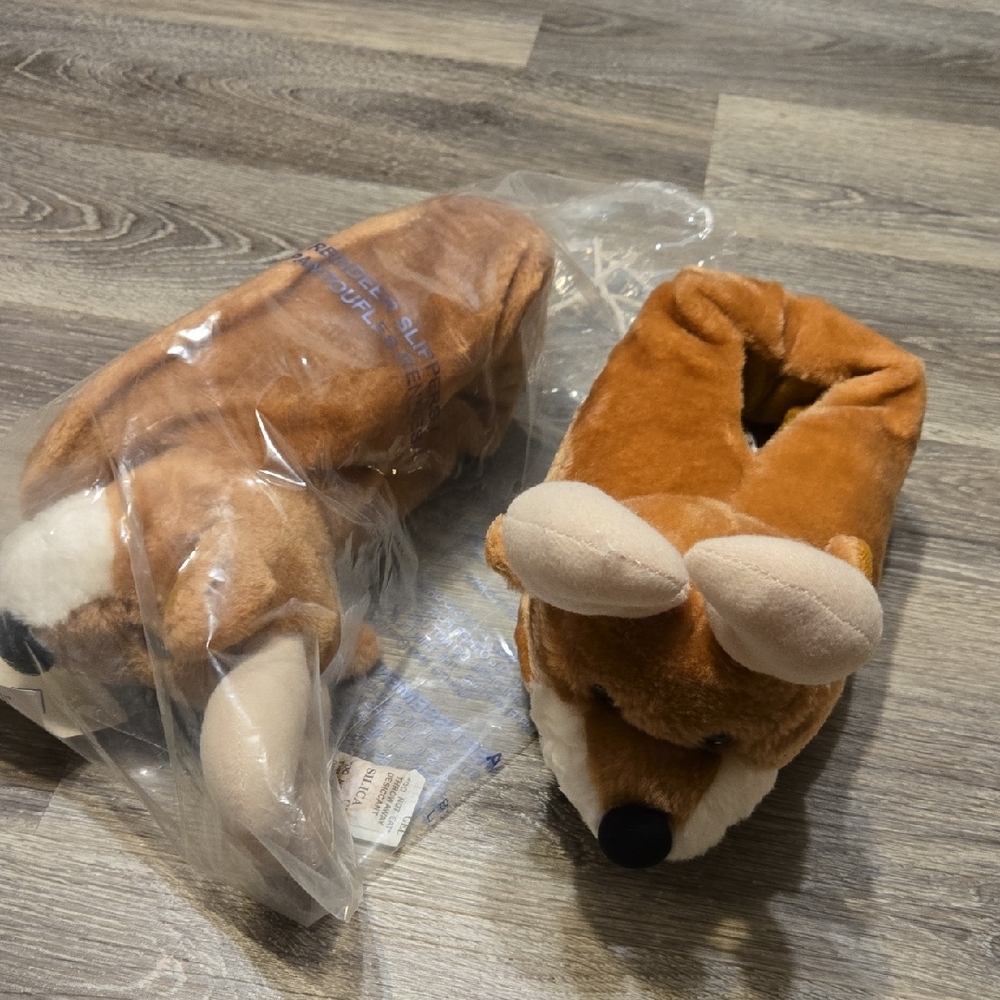 Avon NIP Reindeer Slippers Sz 7/8